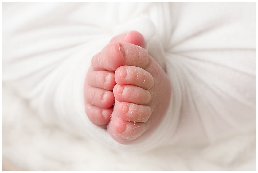 newborn photos of close up of flakey baby toes 