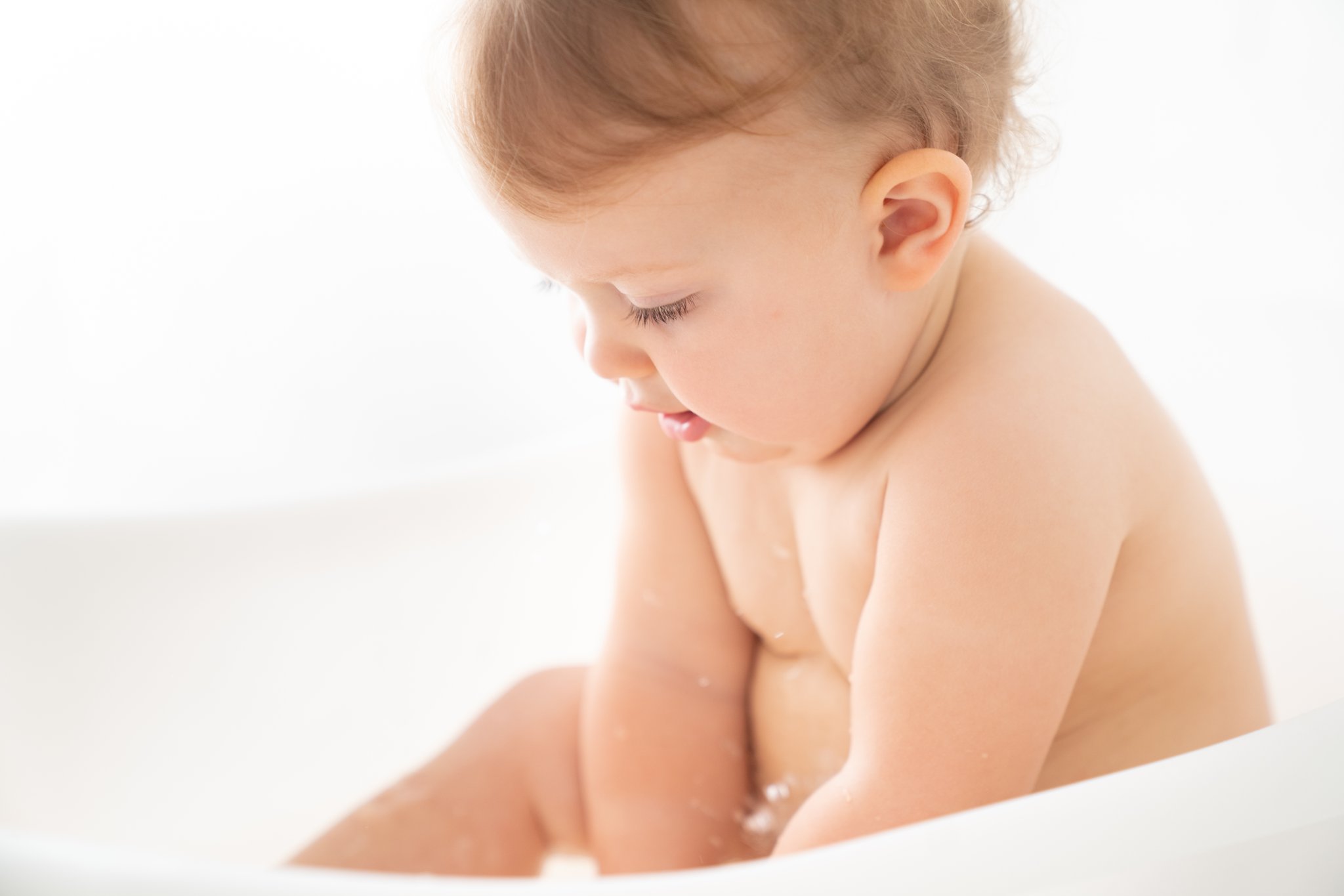 baby girl in tub while having her pictures taken in jupiter photography sttudio